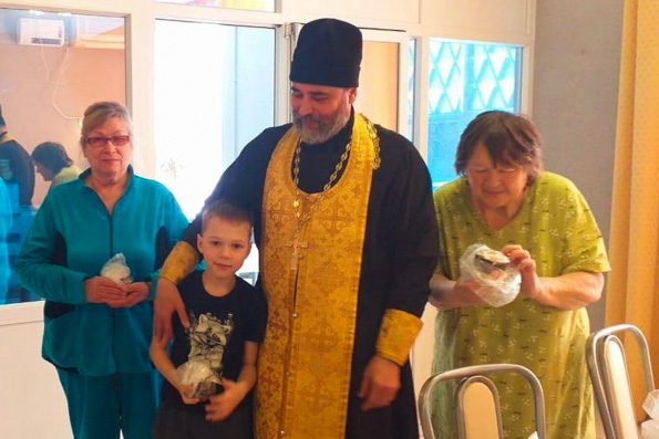Представители Казанской епархии передали пасхальные подарки жителям Донбасса