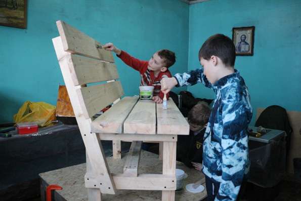 В Чистопольской епархии продолжается реализация грантового проекта «Столярный кружок — дети строят для пожилых»