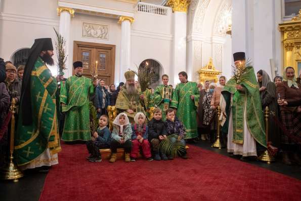 В праздник Входа Господня в Иерусалим митрополит Кирилл совершил Литургию в Казанском соборе