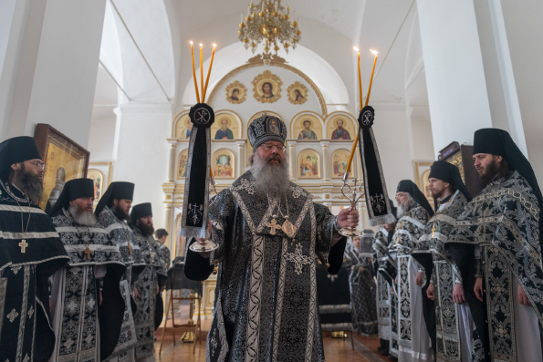 В Великий Понедельник митрополит Кирилл совершил Литургию Преждеосвящённых Даров в Макарьевском монастыре