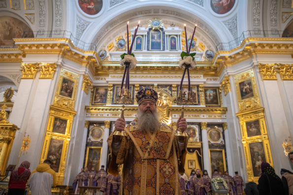 В Великий Четверток митрополит Кирилл совершил Литургию в Казанском кафедральном соборе
