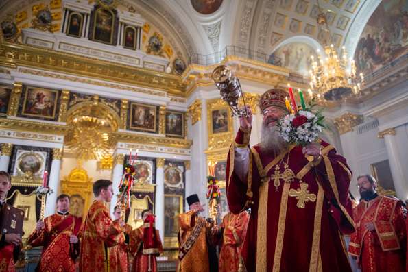 В Пасхальную ночь митрополит Кирилл возглавил праздничное богослужение в Казанском кафедральном соборе