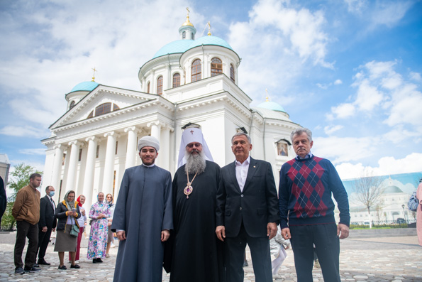 Президент Татарстана Рустам Минниханов поздравил митрополита Кирилла с днём рождения