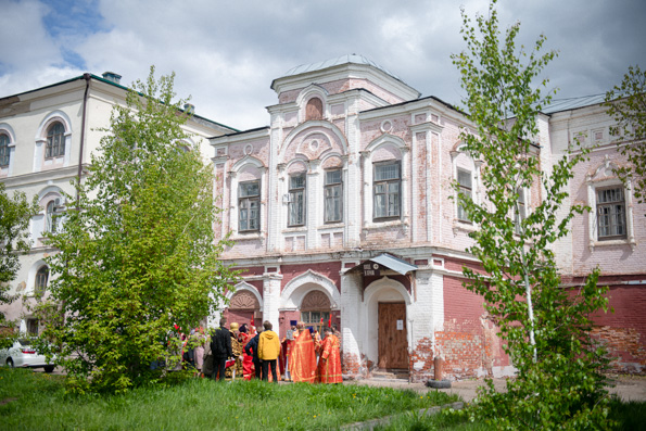 В день памяти священномученика Ермогена в возрождаемой Николо-Гостинодворской церкви Казани состоялось праздничное богослужение