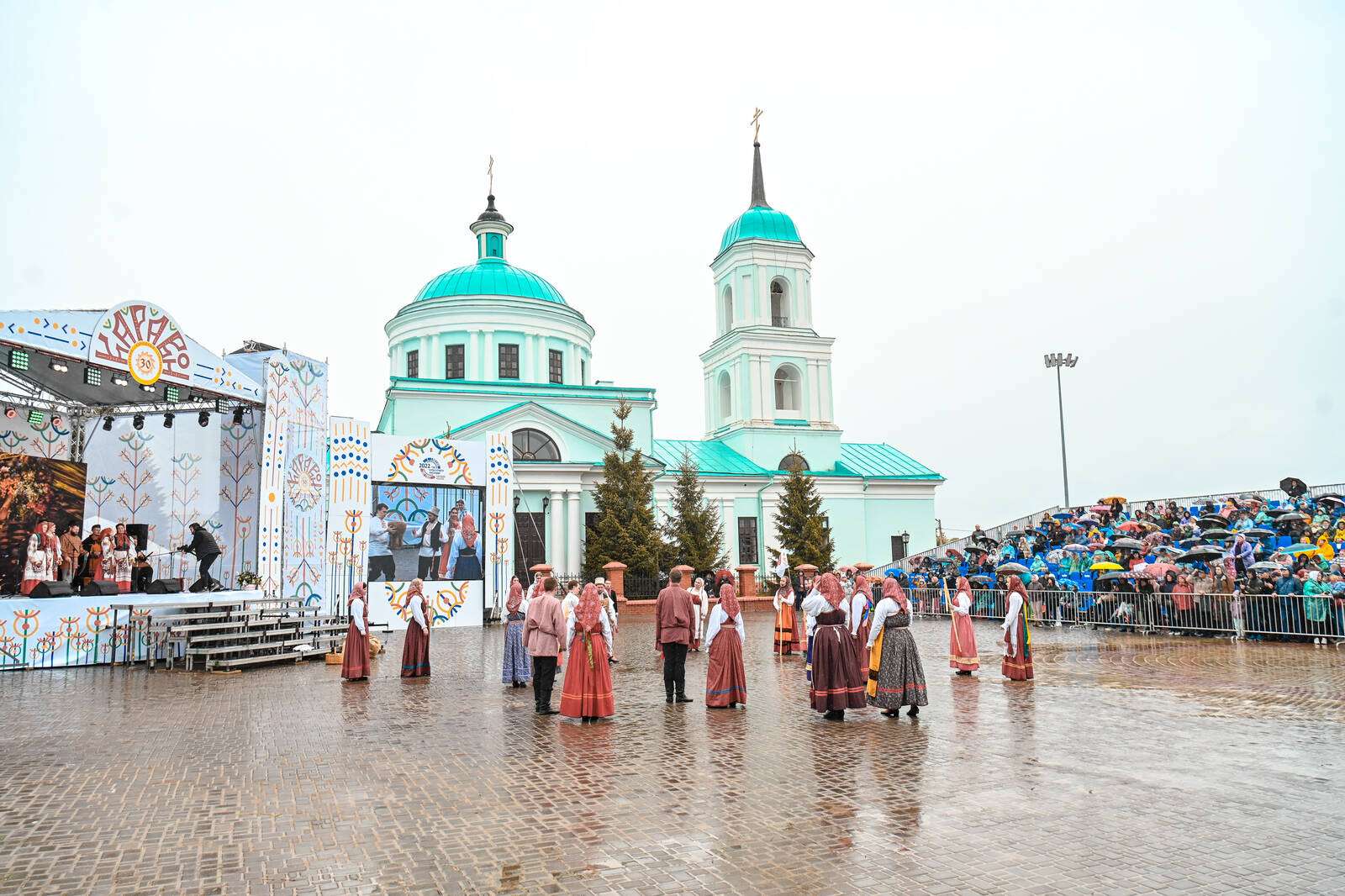 Митрополит Кирилл посетил русский народный праздник «Каравон-2022»