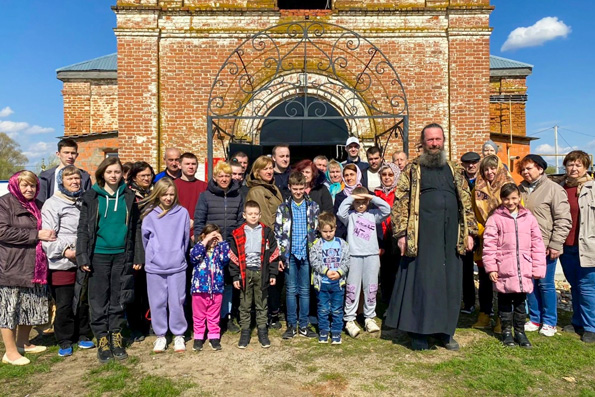 Жители Мариуполя оказали трудовую помощь сельскому храму Татарстана