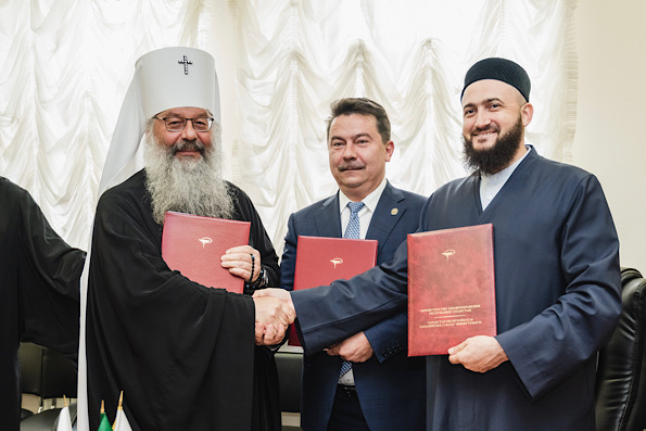 Подписано соглашение о сотрудничестве между Татарстанской митрополией, Духовным управлением мусульман и Министерством здравоохранения РТ