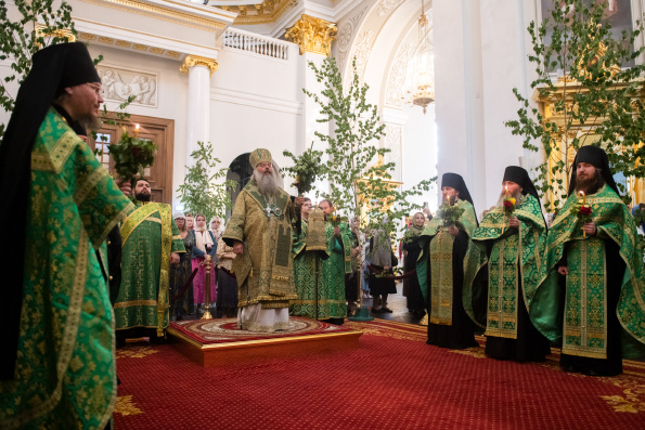 В канун праздника Пятидесятницы митрополит Кирилл возглавил всенощное бдение в Казанском кафедральном соборе