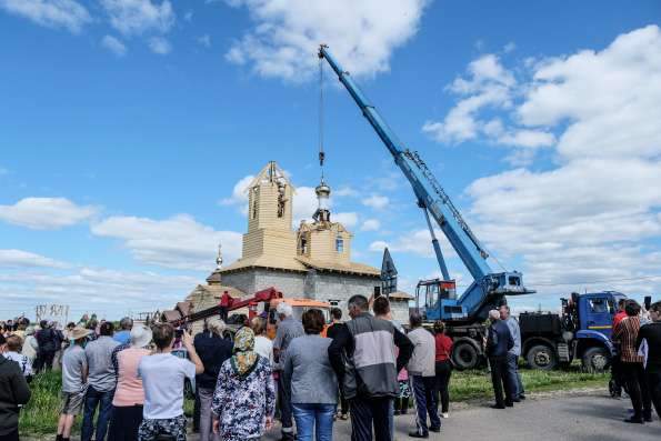 В селе Бессоново освятили купола и колокола для строящейся Троицкой церкви 