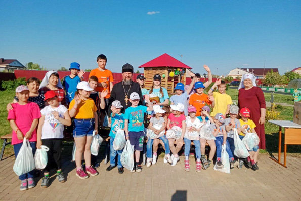 Благочинный Алексеевского округа посетил детское отделение Алексеевской ЦРБ и социальный приют