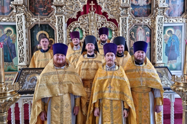 Выпускники Казанской духовной семинарии 2012 года совершили Литургию в семинарском храме