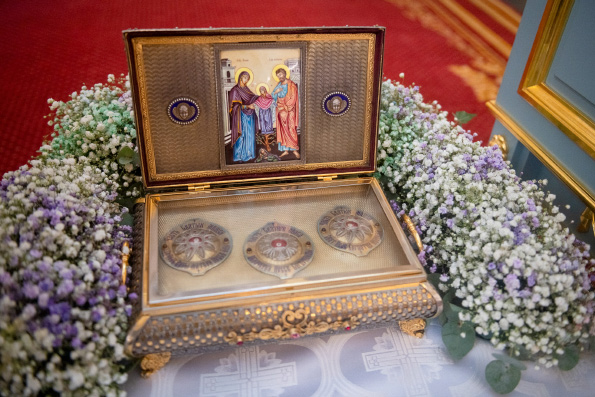  Перед ковчегом с частью Пояса Пресвятой Богородицы в Казанском соборе ежедневно совершаются молебны