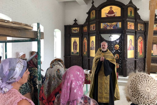 В самом отдаленном строящемся храме Казанской епархии почтили память Казанских первосвятителей