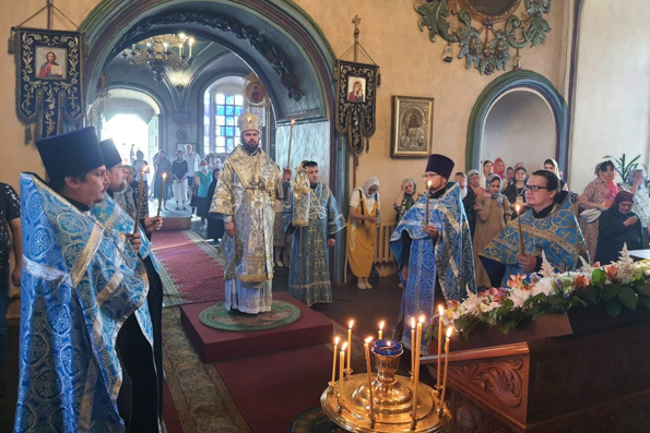 В праздник Седмиезерной иконы Божией Матери в Петропавловском соборе Казани прошли праздничные богослужения