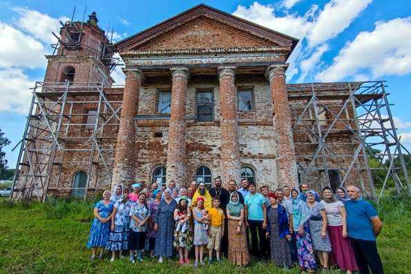 Освящены колокола возрождающегося Преображенского храма в селе Юматово