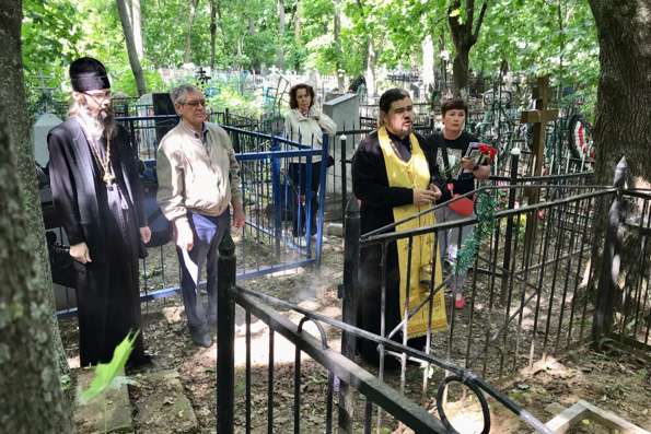 На могиле казанского историка Евгения Липакова состоялась заупокойная лития