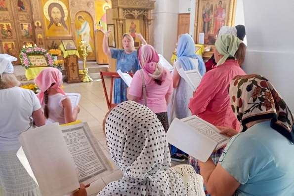 В Покровском благочинии продолжаются занятия по церковному пению и чтению