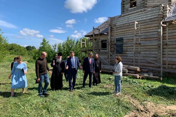 Митрополит Кирилл ознакомился с ходом реставрационных работ в одной из старейших деревянных церквей Татарстана