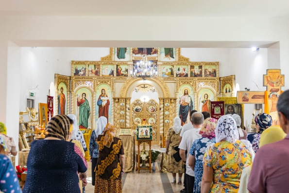 В строящемся храме Сошествия Святого Духа города Болгар состоялась первая Божественная литургия