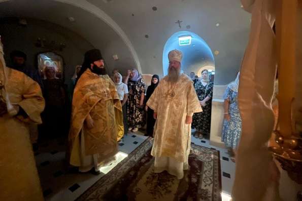 В Неделю 6-ю по Пятидесятнице митрополит Кирилл совершил Литургию в Пещерном храме Богородицкого монастыря