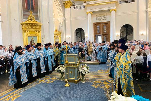 В День знаний митрополит Кирилл совершил молебен в Казанском кафедральном соборе
