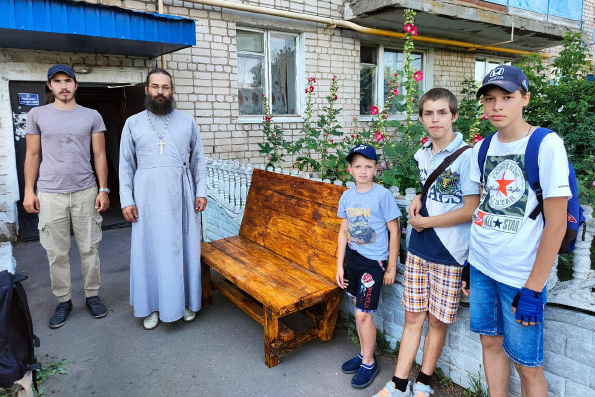 Воспитанники столярного кружка при Свято-Авраамиевском храме благоустраивают общественные места