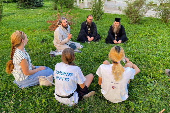 Священники проводят просветительские беседы с молодежью в казанском парке