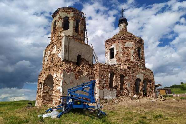 Добровольцы восстанавливают храм в селе Ивановское