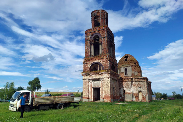 Участники проекта «Куда ведут ручьи» продолжают восстанавливать Троицкий храм в селе Кильдеево