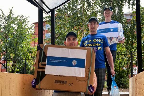 Сотрудники ФНС передали гуманитарную помощь для жителей Донбасса в центр «Милосердие — Казань»
