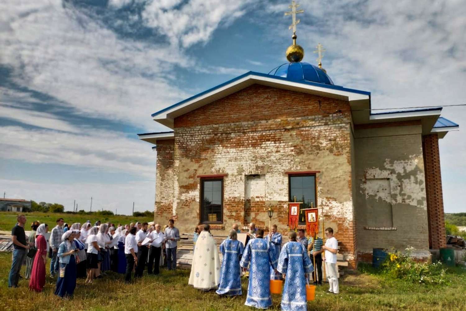 В возрождаемом Смоленском храме села Клянчино впервые за 90 лет совершено Таинство Крещения